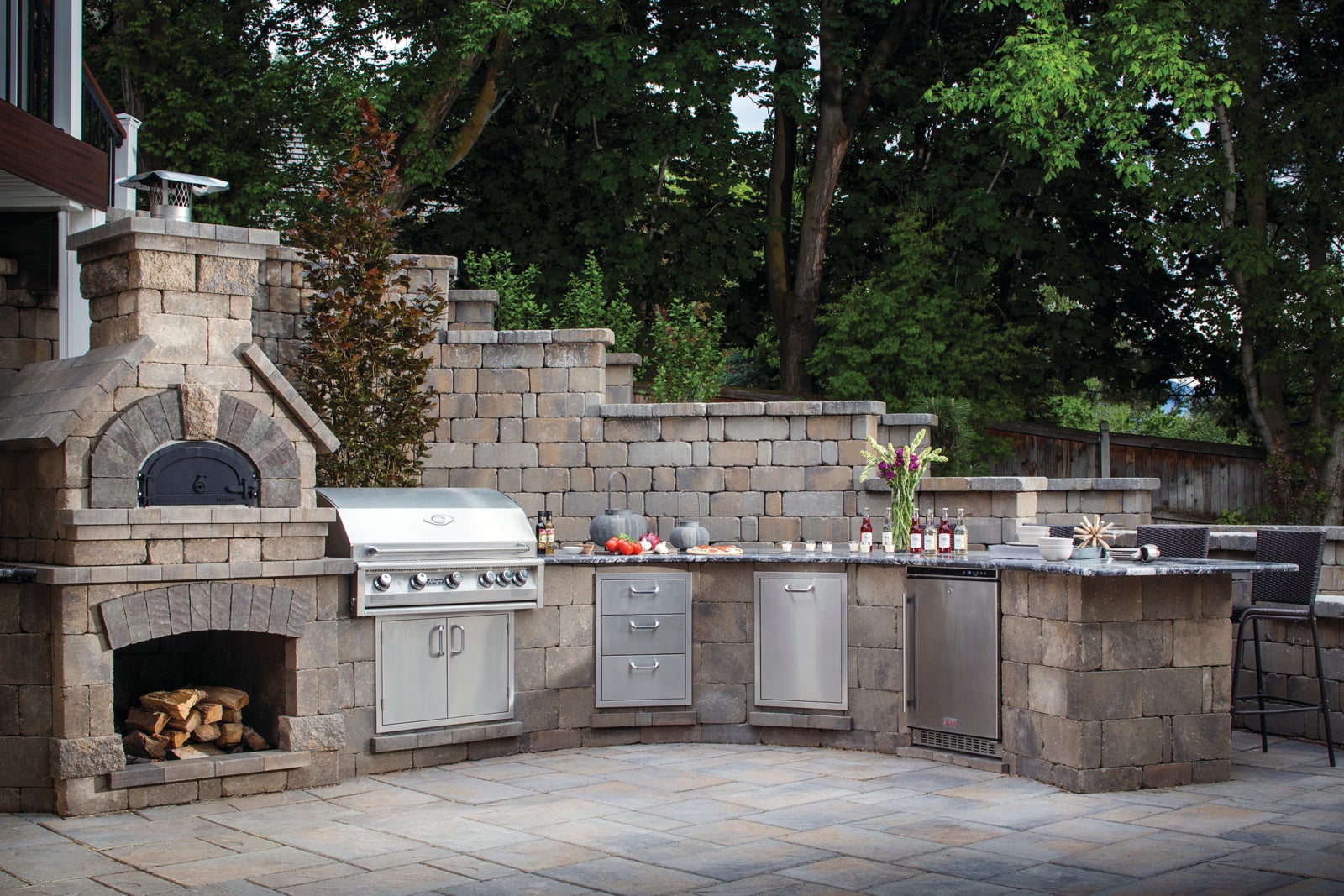 Outdoor Brick Oven and Built-in Grill Design 