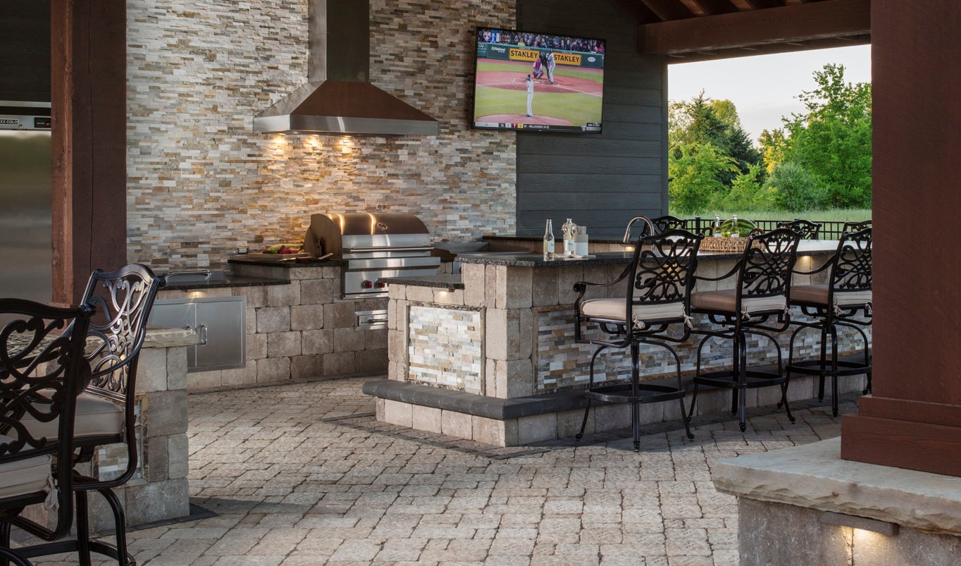 Outdoor Kitchen with Bar-style Seating