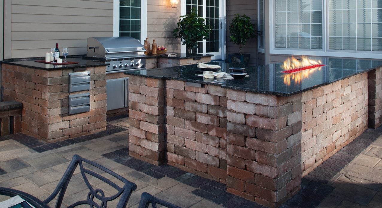 Full Kitchen and Built-in Outdoor Grill Design Ideas
