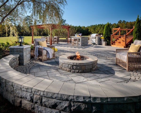Outdoor fire pit and kitchen by Belgard