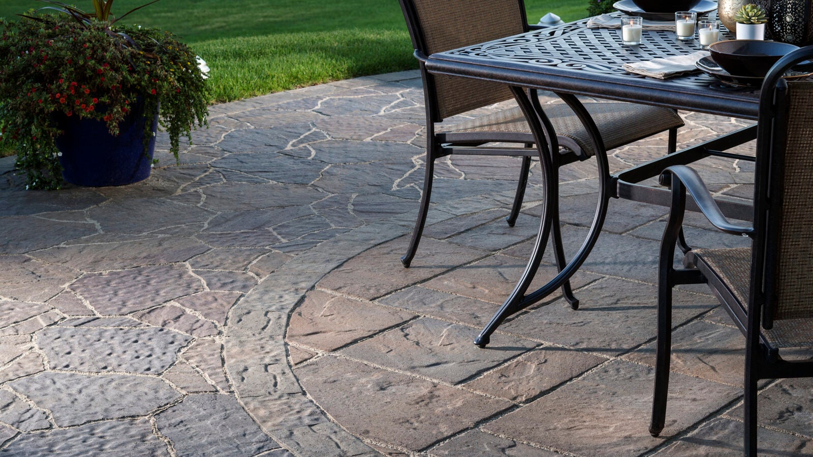 Mega-Arbel® small patio with interlocking concrete blocks