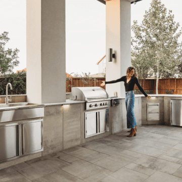 Lauren Beavers of Hand Makes Home in her outdoor kitchen