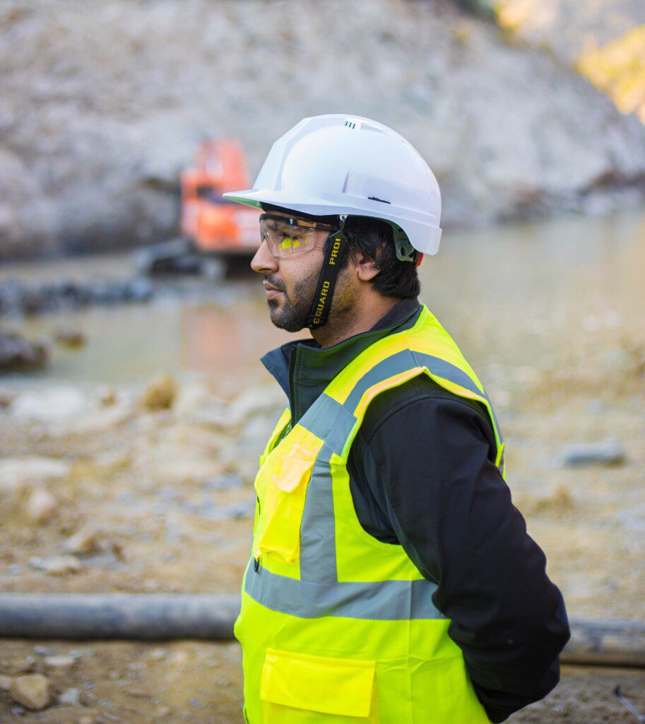 worker on jobsite wearing PPE