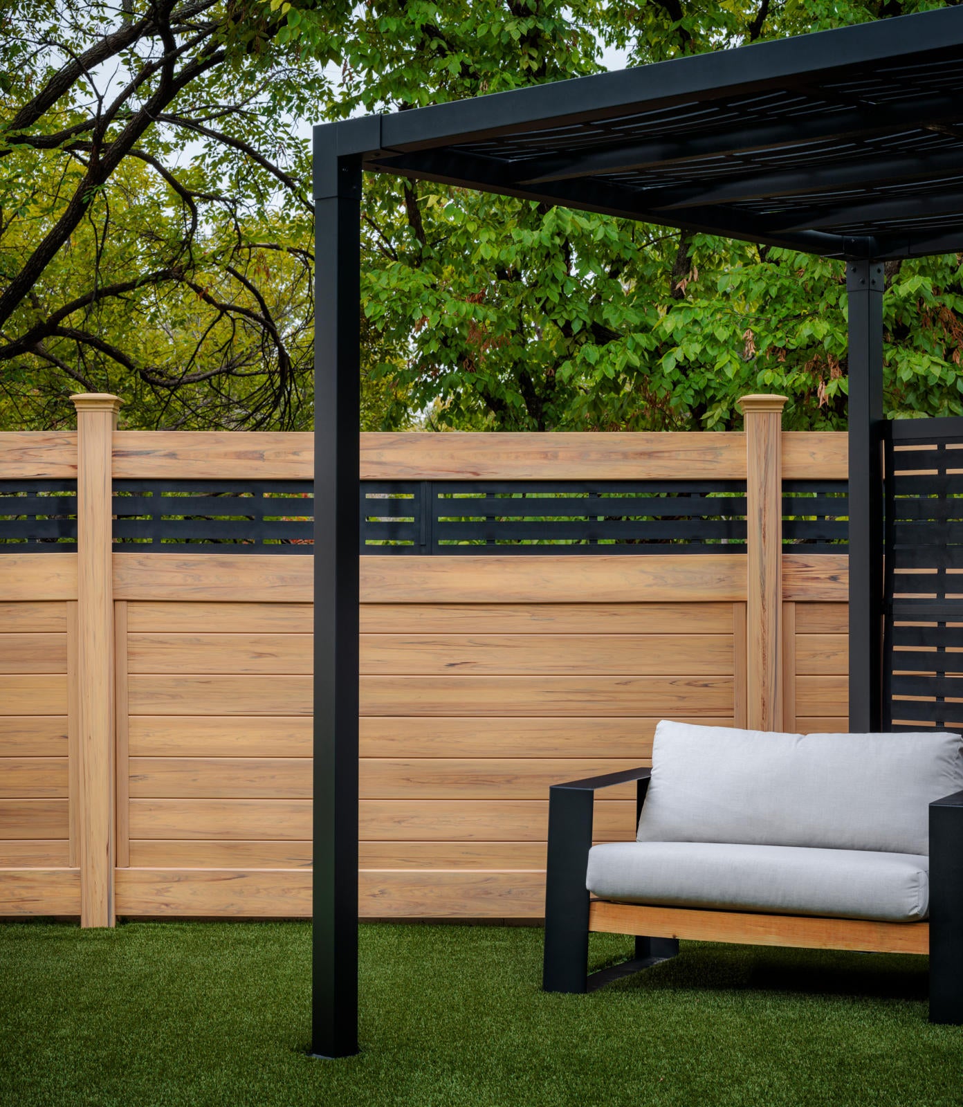 Barrette fencing and pergola