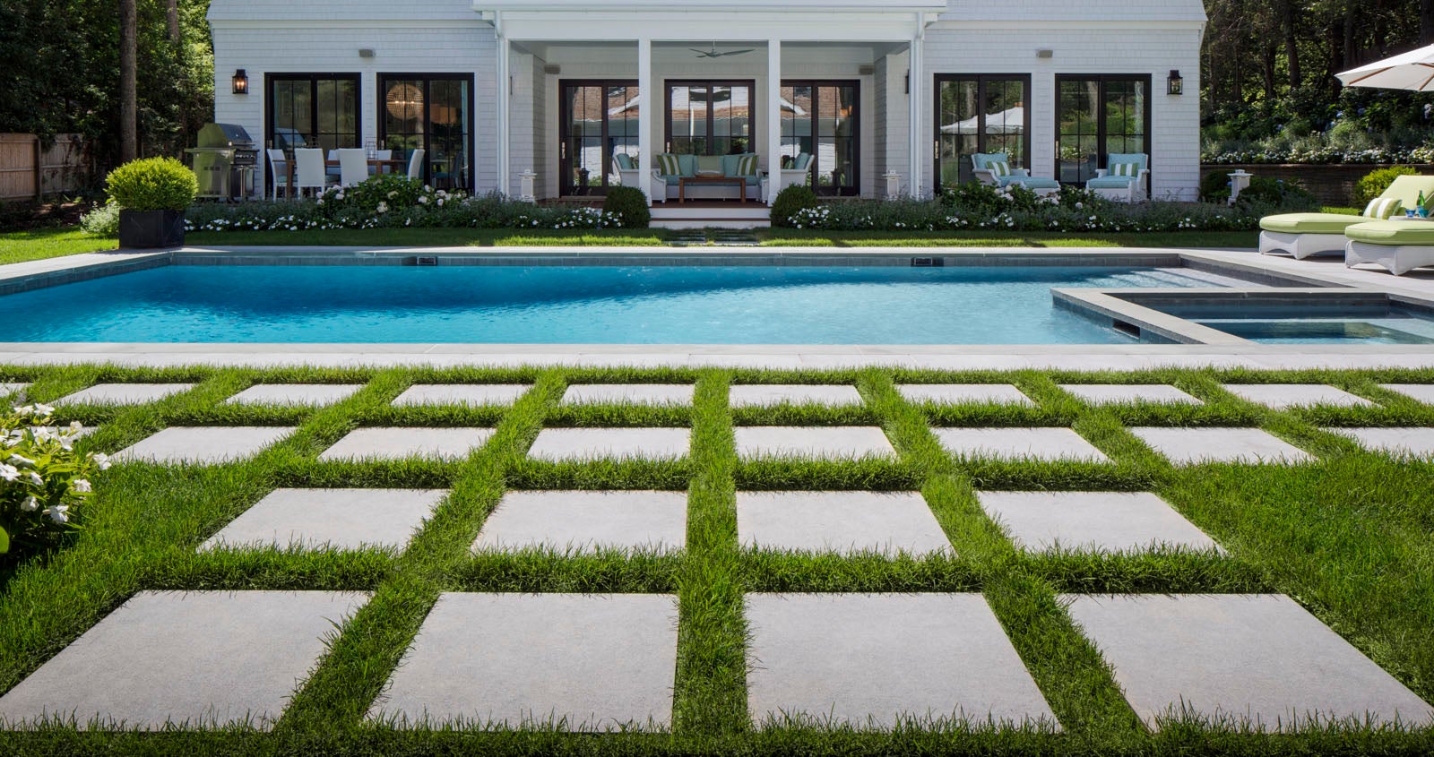 Terrasse de piscine et pierres de passage : pavés en porcelaine Mirage® Stones 2.0.