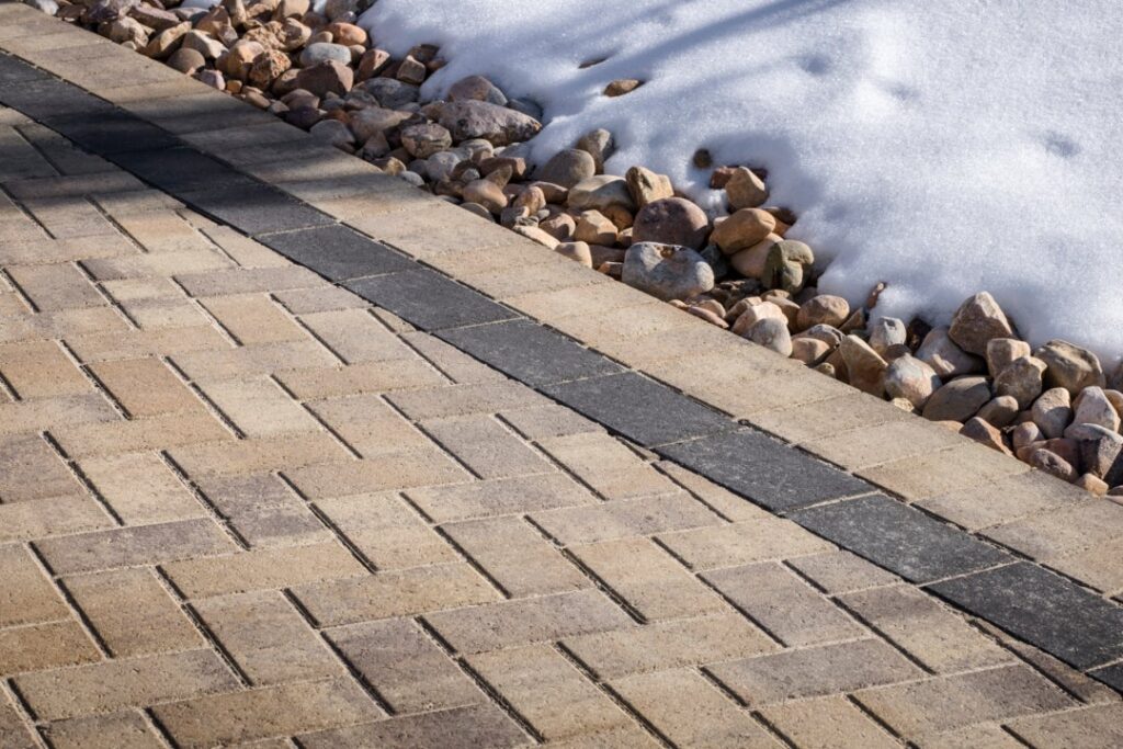 Déneigement de l’entrée pavée en briques