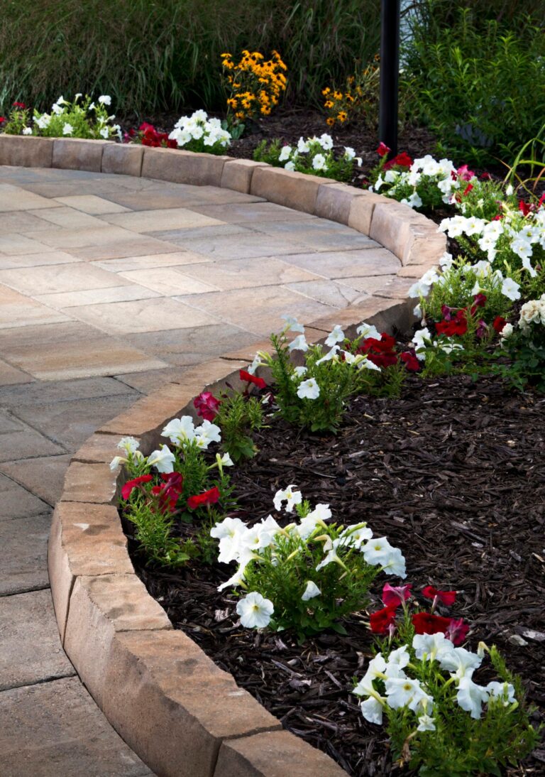Jardinage avec des bordures pavées