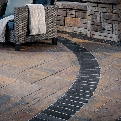 Choisissez parmi la vaste sélection de produits pavés de Belgard, tels que le système 3-pièces Origins™ et les accents présentés ici.
