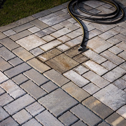 Des pavés perméables Eco™ Cobble® peuvent être installés pour aider à réduire le ruissellement des eaux pluviales.