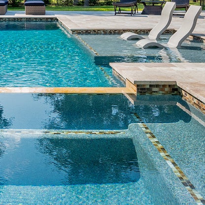En cas de tempête imminente, abaissez le niveau d’eau de la piscine de 1 à 2 pieds pour aider à prévenir les dommages à la structure.