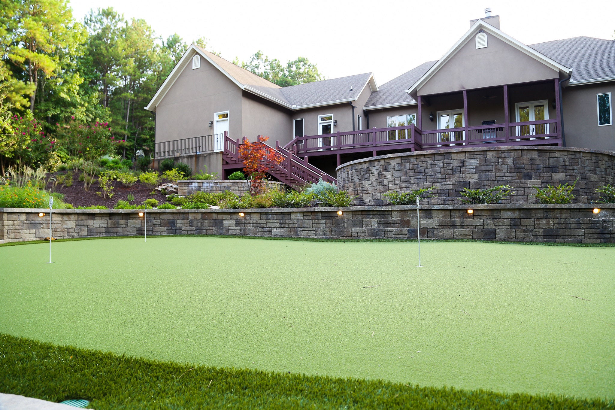 Lames de blocs de mur de soutènement de Belgard autour du putting green