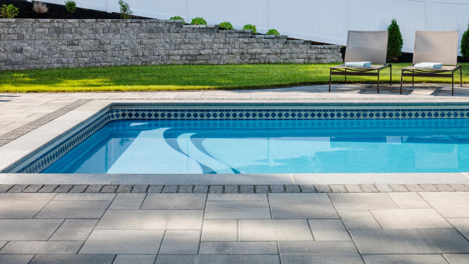 Pool deck with pavers