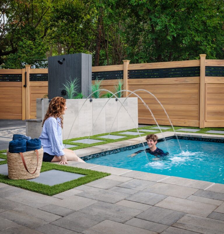 Maman et fils qui restent au frais dans la piscine.