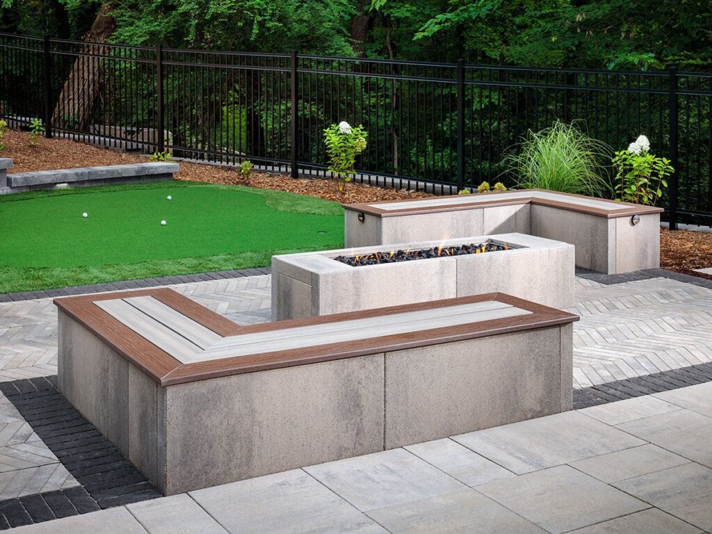 Cour arrière avec Belgard Artforms et putting green.