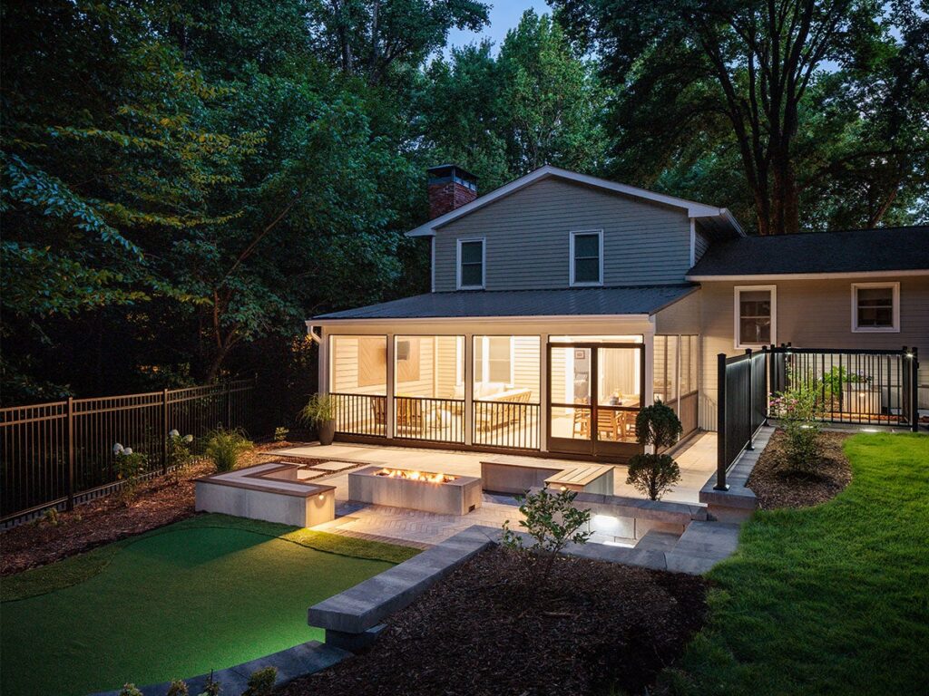 Espace patio arrière avec putting green et Belgard Artforms.