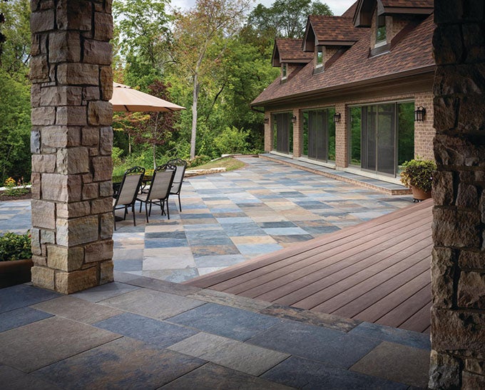 Patio avec aménagements durs et terrasse