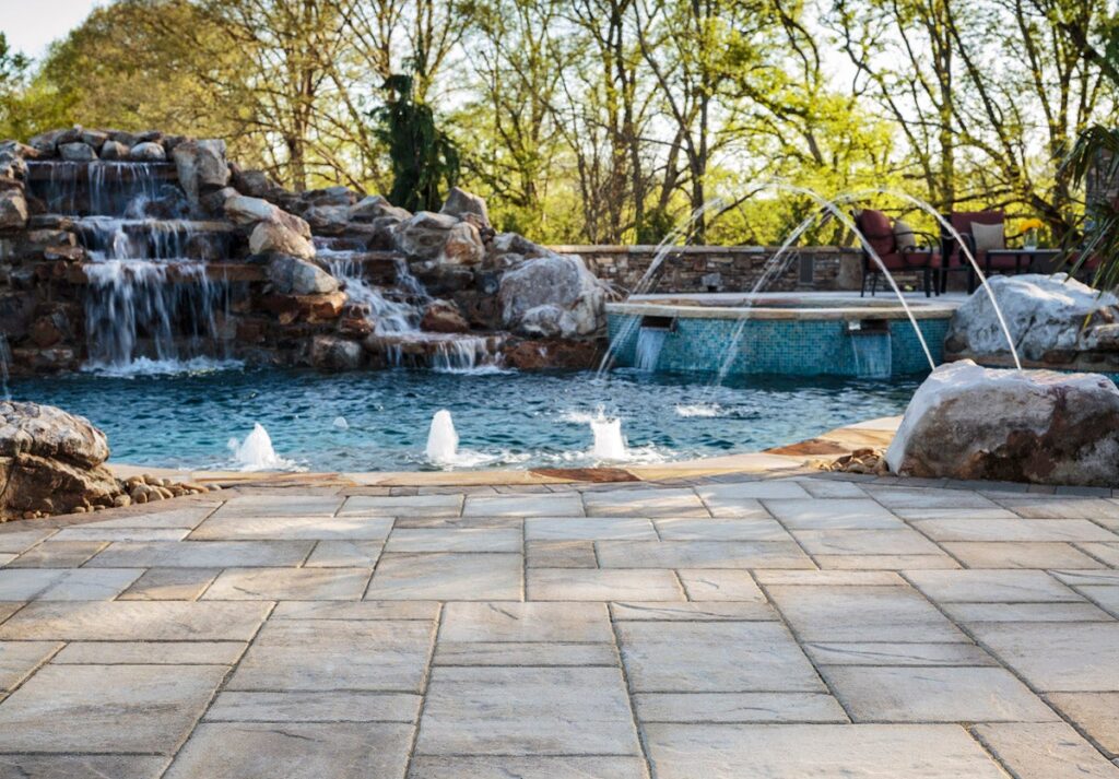 Terrasse de piscine en dalle rustique Lafitt®