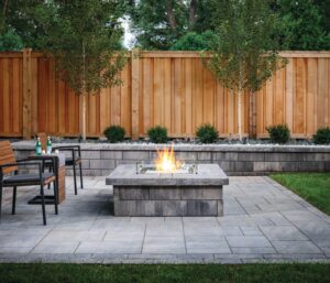 Patio pavé avec foyer